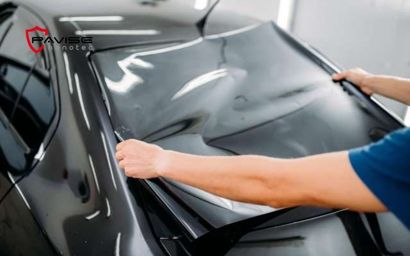 Đặt và căn chỉnh phim cách nhiệt trên bề mặt kính đã xịt dung dịch