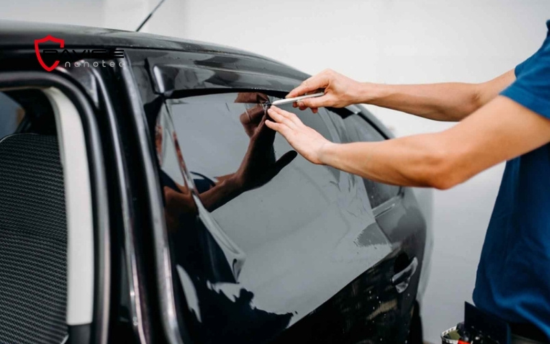 Gọt phần phim cách nhiệt thừa và làm sạch bề mặt kính sau khi dán